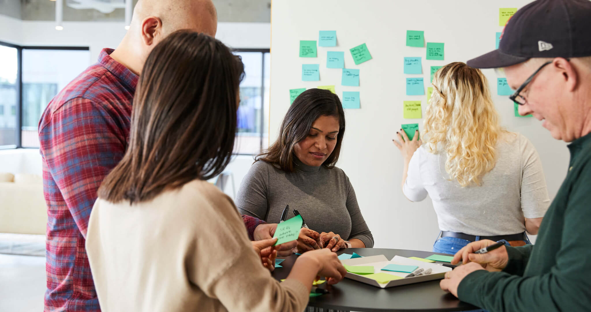 Varias personas trabajando en equipo